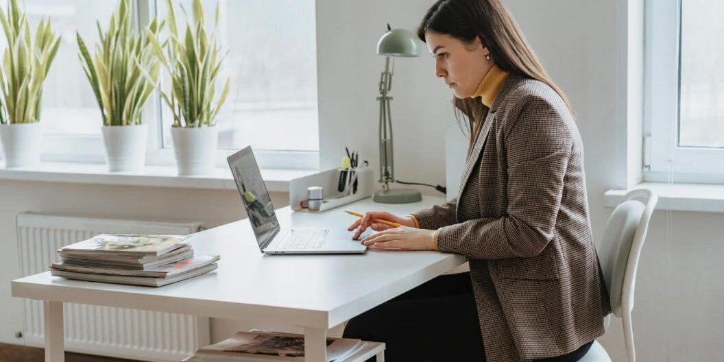 prawidłowe siedzenie