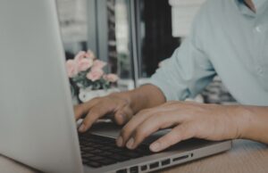 Ergonomia w domu – jak pracować przy laptopie, by nie obciążać kręgosłupa